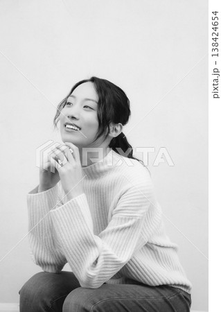 モノクロームなレトロ感のある実家に帰省した娘のポートレート 138424654