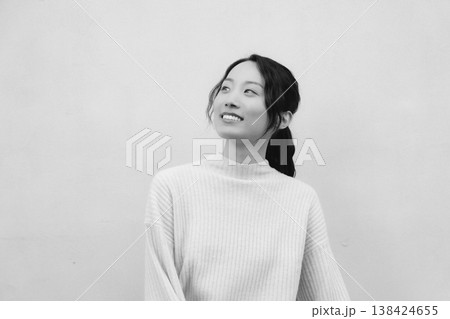 モノクロームなレトロ感のある実家に帰省した娘のポートレート 138424655