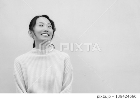 モノクロームなレトロ感のある実家に帰省した娘のポートレート モノクロームなレトロ感のある実家に帰省した娘のポートレート 138424660