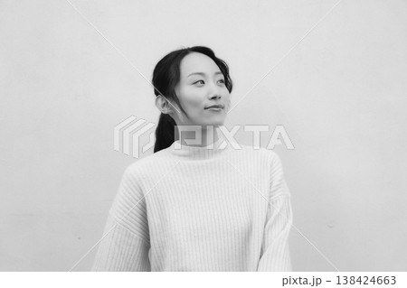 モノクロームなレトロ感のある実家に帰省した娘のポートレート モノクロームなレトロ感のある実家に帰省した娘のポートレート 138424663