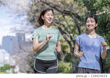 ランニングをする2人の女性 138424819