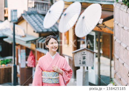 京都の観光地を散策する着物姿の女性 138425185