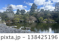 伝統的な日本庭園 池と松の木の景観 青空と白い雲 背景素材 138425196