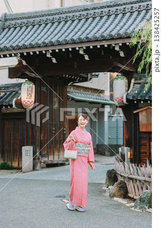 京都の観光地を巡る着物姿の若い女性 京都の観光地を巡る着物姿の若い女性 138425257