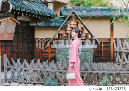 京都の観光地を巡る着物姿の若い女性 138425258