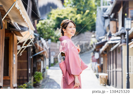 京都の街並みを観光する着物姿の女性 京都の街並みを観光する着物姿の女性 138425320