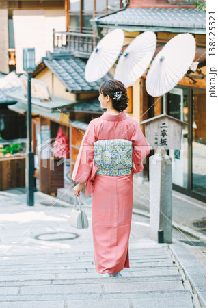 京都の観光地を散策する着物姿の女性 京都の観光地を散策する着物姿の女性 138425321