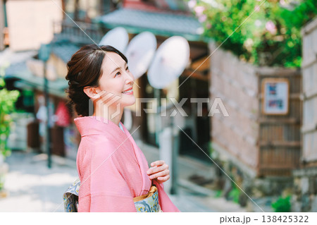京都の観光地を散策する着物姿の女性 138425322