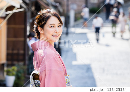 京都の街並みを観光する着物姿の女性 京都の街並みを観光する着物姿の女性 138425384