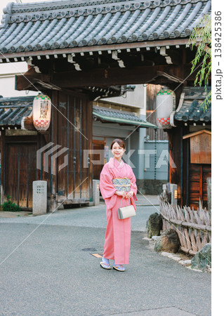 京都の観光地を巡る着物姿の若い女性 京都の観光地を巡る着物姿の若い女性 138425386
