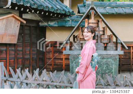 京都の観光地を巡る着物姿の若い女性 138425387