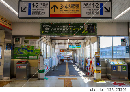小湊鉄道乗り換え口と案内看板 小湊鉄道乗り換え口と案内看板 138425391