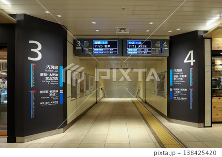 千葉駅内房線乗り場への階段と案内表示 138425420