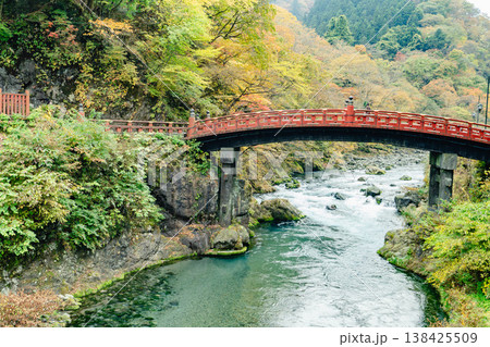 日光・神橋と紅葉が彩る秋の風景 日光・神橋と紅葉が彩る秋の風景 138425509