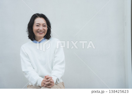 レトロ感のある元気な実家の母のポートレート 138425623