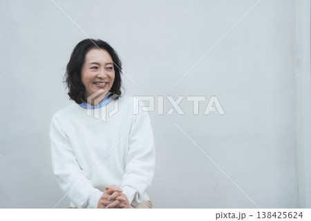 レトロ感のある元気な実家の母のポートレート レトロ感のある元気な実家の母のポートレート 138425624
