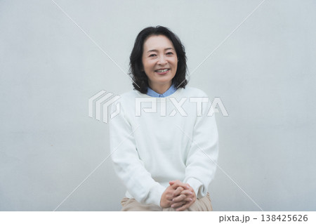 レトロ感のある元気な実家の母のポートレート レトロ感のある元気な実家の母のポートレート 138425626