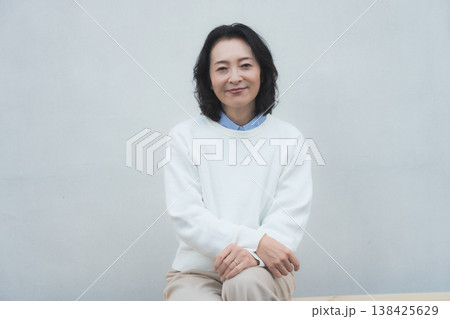レトロ感のある元気な実家の母のポートレート レトロ感のある元気な実家の母のポートレート 138425629