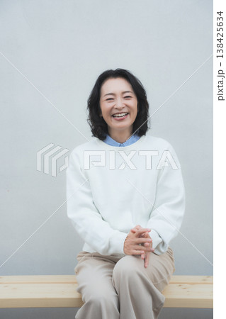 レトロ感のある元気な実家の母のポートレート レトロ感のある元気な実家の母のポートレート 138425634