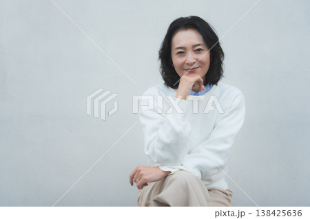 レトロ感のある元気な実家の母のポートレート レトロ感のある元気な実家の母のポートレート 138425636