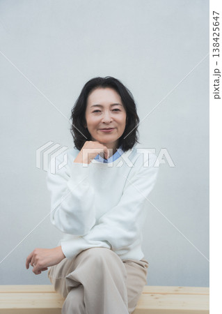 レトロ感のある元気な実家の母のポートレート 138425647