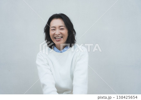 レトロ感のある元気な実家の母のポートレート 138425654