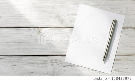 白い木製テーブルの上の白紙とペン　執筆とアイデアのイメージ 138425973