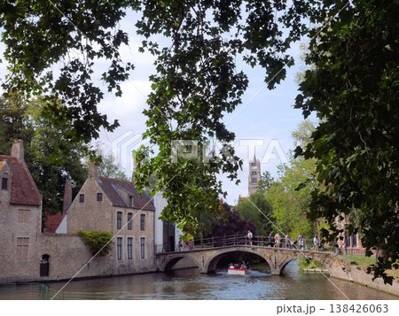 ベルギー・ブルージュの水路と小舟　ベギン会修道院 138426063