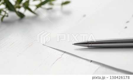 白いテーブルの上の白紙とシルバーのボールペン　執筆のクローズアップ 138426178