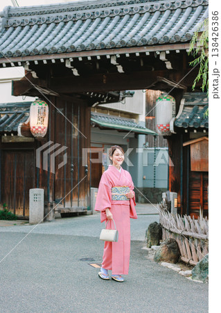 京都の観光地を巡る着物姿の若い女性 京都の観光地を巡る着物姿の若い女性 138426386