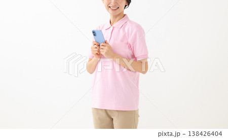 スマホを持つ女性 スマホを持つ女性 138426404