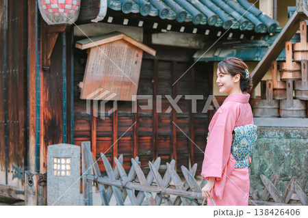 京都の観光地を巡る着物姿の若い女性 京都の観光地を巡る着物姿の若い女性 138426406