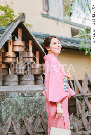 京都の観光地を巡る着物姿の若い女性 京都の観光地を巡る着物姿の若い女性 138426407