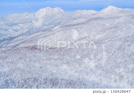 【快晴】蔵王のスノーモンスター、紺碧の空に映える純白の樹氷と冬の絶景 【快晴】蔵王のスノーモンスター、紺碧の空に映える純白の樹氷と冬の絶景 138426647