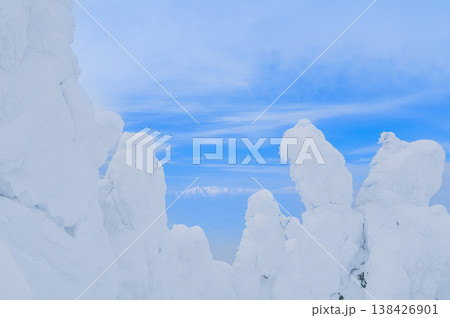 【快晴】蔵王のスノーモンスター、紺碧の空に映える純白の樹氷と冬の絶景 138426901