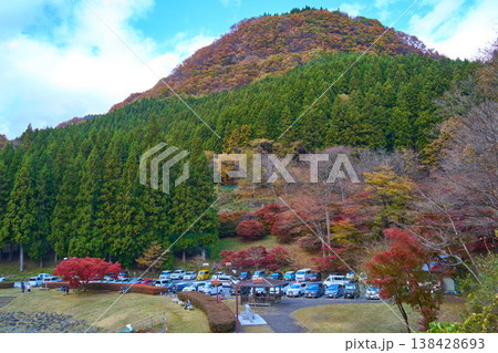 秋の群馬県安中市の坂本ダム駐車場方面と紅葉 138428693