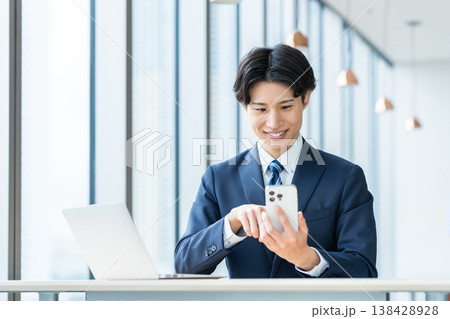 オフィスで働く若いビジネスマン 撮影協力:学校法人電波学園 東京電子専門学校 オフィスで働く若いビジネスマン 撮影協力:学校法人電波学園 東京電子専門学校 138428928