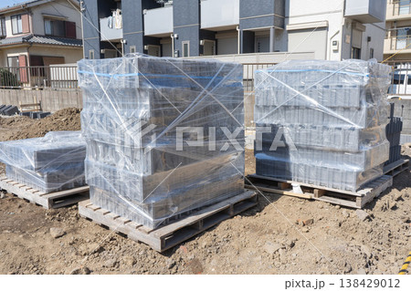 更地に搬入されたコンクリートブロックのパレット梱包 更地に搬入されたコンクリートブロックのパレット梱包 138429012