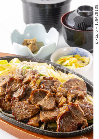 焼肉定食のアツアツ鉄板盛り 138429188