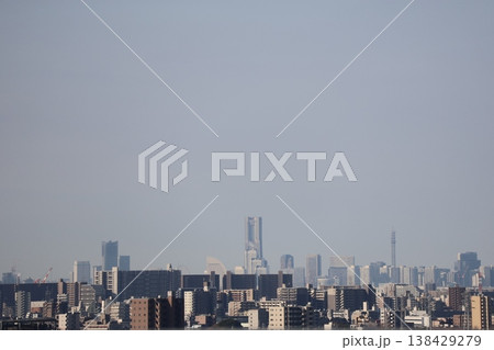 市街地の街並みと遠くに見えるビル群の横浜の街と空の風景 市街地の街並みと遠くに見えるビル群の横浜の街と空の風景 138429279