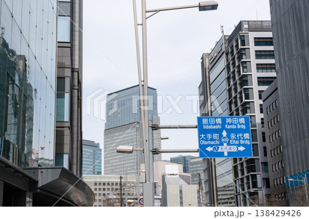 道路標識のある都市風景 道路標識のある都市風景 138429426
