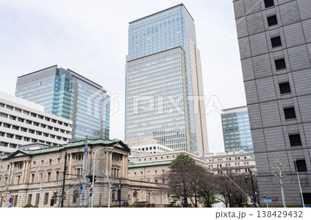 日本銀行と高層ビル 138429432