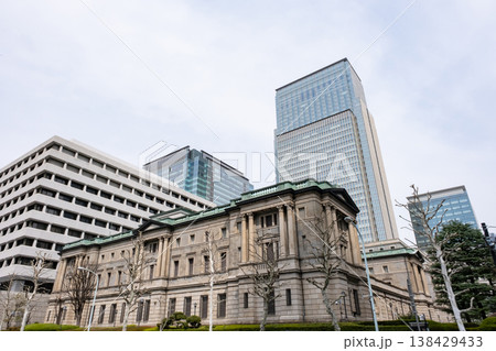 日本銀行と高層ビル 138429433
