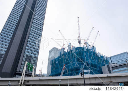 建設中の高層ビルのある都市風景 建設中の高層ビルのある都市風景 138429434