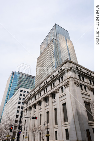 日本銀行と高層ビル 138429436