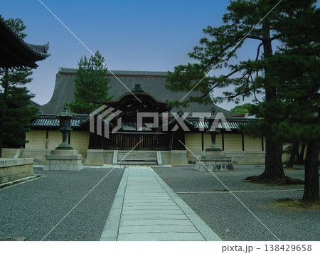 京都の寺院の参道と本堂へ続く道(日本文化・伝統建築の風景) 京都の寺院の参道と本堂へ続く道(日本文化・伝統建築の風景) 138429658