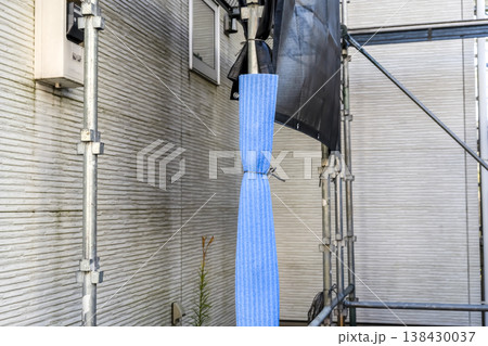 戸建て家屋の外壁修繕工事　外壁の重ね張り作業　外張り断熱リフォーム 138430037