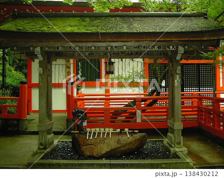 神社の手水舎と朱塗りの社殿(日本の伝統文化・京都) 神社の手水舎と朱塗りの社殿(日本の伝統文化・京都) 138430212