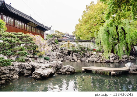 上海・豫園の伝統的な庭園建築と美しい池の風景 138430242