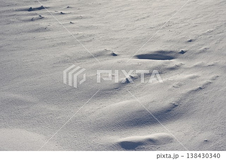 光と影が織りなす雪の模様 光と影が織りなす雪の模様 138430340